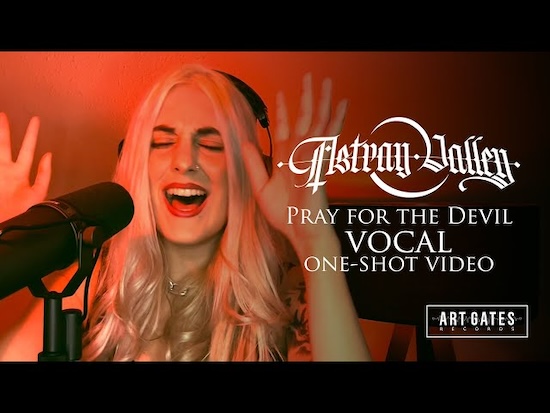 CLAU VIOLETTE de ASTRAY VALLEY  interpreta Pray for the Devil